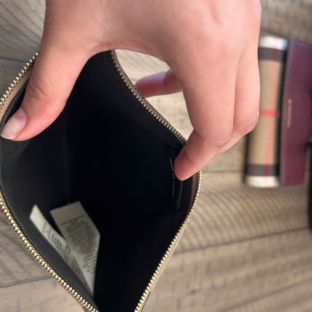 Versatile tote bag can be worn in two styles. Comes with wallet and wristlet - Picture 14 of 16